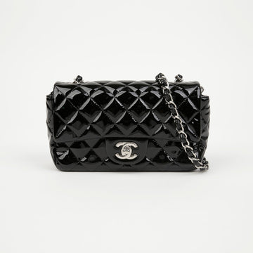 CHANEL Mini-Größe schwarze Lackleder klassische Klappenschultertasche 157222195