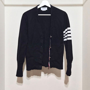 THOM BROWNE コットンミラノクラシックVネックカーディガン (FKC207A) L144130 157552550
