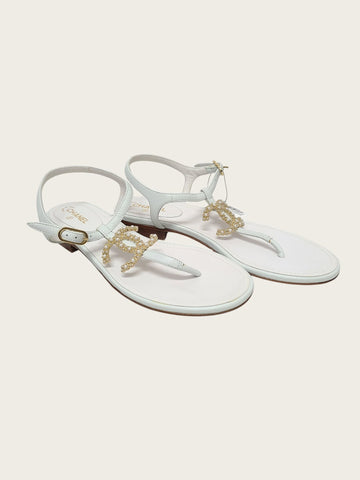 CHANEL White Gold-Plated Pearl CC Logo T-Strap Flip-Flop Sandals 157690422