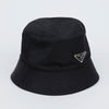 PRADA 三角ロゴリナイロンバケットハット 157521635 [P]