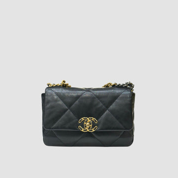 CHANEL 19フラップバッグミディアム金具黒AS1160 30番台 157867834