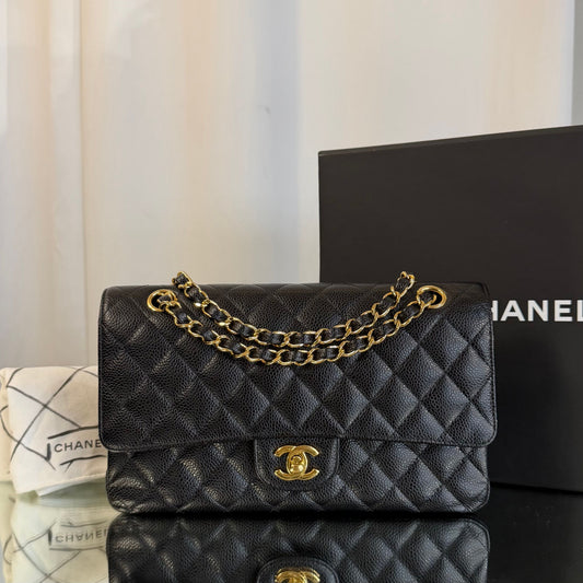 CHANEL Klassische Caviar Mittel Flap-Tasche Schwarz mit goldener Hardware 157872978