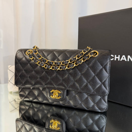 CHANEL Klassische Caviar Mittel Flap-Tasche Schwarz mit goldener Hardware 157872978
