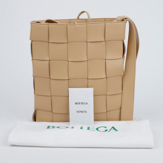 BOTTEGA VENETA カセットイントレチャートレザークロスバッグメッセンジャーバッグアーモンド 157593087 [P]