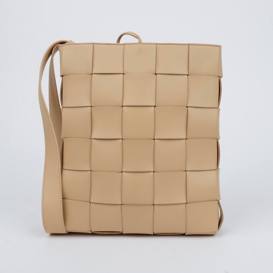 BOTTEGA VENETA カセットイントレチャートレザークロスバッグメッセンジャーバッグアーモンド 157593087 [P]
