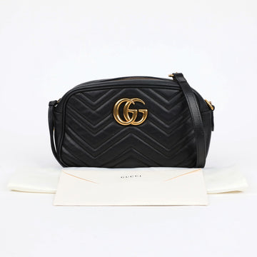 GUCCI Damen GG Marmont Kleine Matelassé Schultertasche Schwarz mit goldener Hardware 157896688 [P]