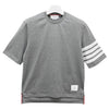 THOM BROWNE Shortsleeve T-Shirt mit diagonaler Brusttasche in Hellgrau 158125197 [P]