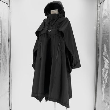PRADA Damen Regenmantel Poncho mit Nylon-Dreieck-Logo 158127105 [P]