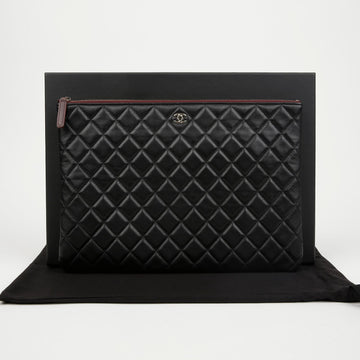 CHANEL クラシックラージラムスキンブラッククラッチ 157910835 [P]