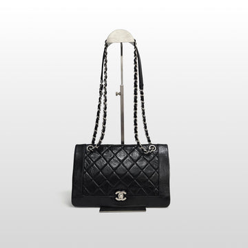 CHANEL ブラック A57602 クランプルド カーフスキン キルティッド ミディアム フラップバッグ 158337127 [P]
