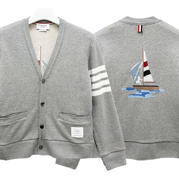 THOM BROWNE Kardigan mit diagonalen Streifen und 4-Punkt-Loop-Tasche in Hellgrau (MJT582E 00535 055) 158340082 [P]