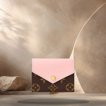 LOUIS VUITTON Zoe Wallet aus beschichtetem Monogramm-Canvas und blassem rosa Ballettleder M62933 158371729 [P]