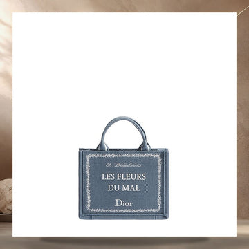 DIOR Mini Tote Bag mit Strap in Blau & Weiß und besticktem Buchcover (20,5 x 16 x 7 cm) 2BTCA649JAF_H56E 158406041 [P]