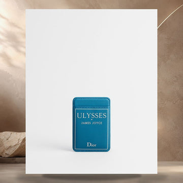 DIOR Magnetische Kartenbörse hellblau & weiß mit Prägung aus Kalbsleder 2BTCH203GUT_H511 158406336 [P]