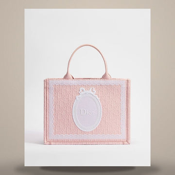 LOUIS VUITTON Dior Amour Buch Tote Strap Bag Medium Suprême Pink Dior Oblique Stickerei, Weiß Spitze, Dior Medaillon (36 x 27,5 x 16,5 cm) M1354PEHS_M19I 158408940 [P]