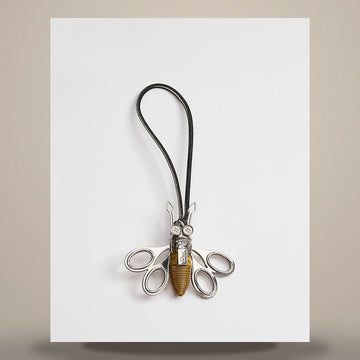 DIOR Beige Back Charm Schwarz Glattes Kalbsleder & Antik Silber Beschichtet Messing 2BCKH621GTR_H290 158482347 [P]
