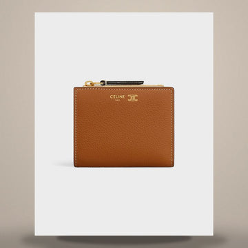 CELINE Triomphe-Prägung Compact Geldbörse - Soft Grain Kalbsleder Soft Tan / Soft Cream L100H2O54.GHD1 158501101 [P]
