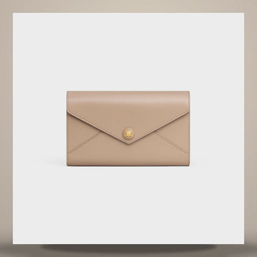 CELINE エンベロープチェーン財布 - シャイニーカーフスキン サファリ 10P663DPV.03SA 158501148 [P]