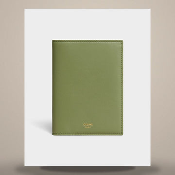CELINE Reise-Passhülle - weiches Kalbsleder in Lichtkhaki / Sandburg 158505214 [P]