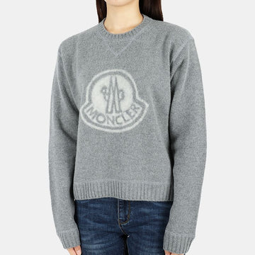MONCLER モンクレール レディース ビッグワッペン ロゴ ウール ニット（グレー） 9C00014 M1127 986 54669858 [P]