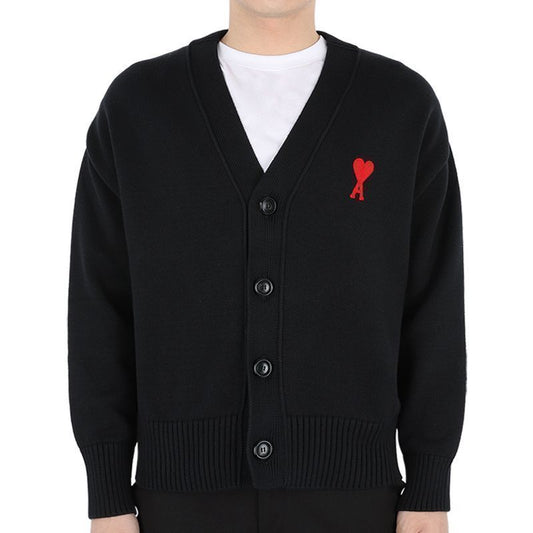 AMI 23 S/S メンズ チェーンステッチ ハートロゴ ウール カーディガン（ブラック） 016 009 54740606 [P]