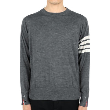 THOM BROWNE 男性の斜め腕章 クラシック ウール ニット(グレー) 038 69341692 [P]
