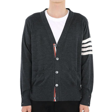THOM BROWNE メンズ 斜めバッジ Vネック ウール カーディガン (ダークグレー) stamp: MKC002A Y1014 022 71103659 [P]