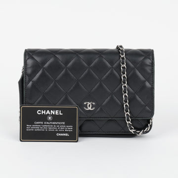 CHANEL Klassische WOC Crossbody Tasche aus Lammleder Schwarz mit Silberbeschlägen 158395006 [P]