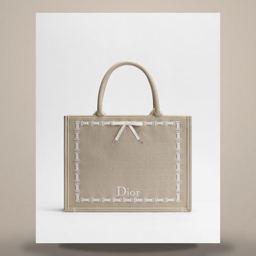 DIOR Buch Tote Strap Bag Medium Beige Stickerei & Weiße Woven Grogue Ribbon (36 x 27,5 x 16,5 cm) M1354PEWS_M10I 158666086 [P]