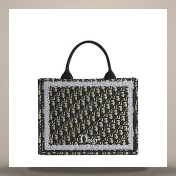DIOR Book Tote Strap Bag Mittelblau Oblique Stickerei & Weißer Spitze (36 x 27,5 x 16,5 cm) M1354PEHT_M928 158666096 [P]