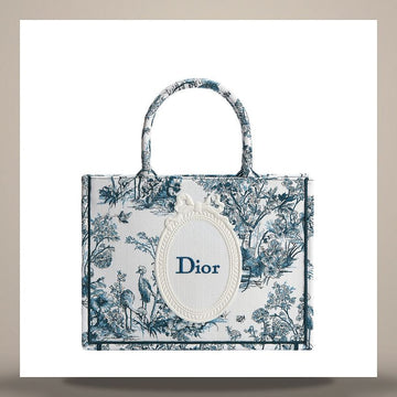 DIOR ブックトートストラップバッグミディアムブルートワルドジュイフローラルガーデン刺繍＆ホワイトメダリオン(36 x 27.5 x 16.5 cm)M1354PEQM_M928 158666121 [P]