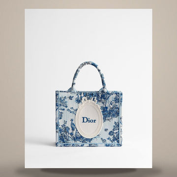 DIOR Riviera Buch Tragetasche mit Schultergurt Klein Blau Tuileries Floral Garten Stickerei & Weiß Medaillon (26,5 x 22 x 14 cm) M1404PEUQ_M06I 158666122 [P]