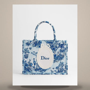 DIOR Riviera Büchertote mit abnehmbarem Schulterriemen in Blau Tuileries florales Gartenstickerei & Weiß Medaillon (36 x 27,5 x 16,5 cm) M1354PEUQ_M06I 158666123 [P]