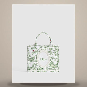 DIOR Buch Tote Strap Bag Small Grün Multi Color Tuileries Clover Stickerei & Weißes Medaillon (26,5 x 22 x 14 cm) M1404PEHR_M28I 158666128 [P]