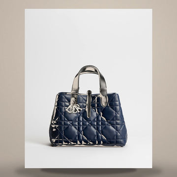 DIOR Tote Bag Medium Zweifarbig Indaco & Schwarz Macrocannage Kalbsleder M2821PSOB_M928 158666139 [P]