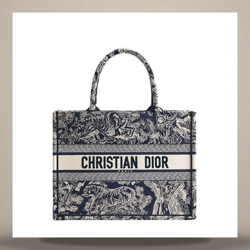 DIOR Buch Tote Medium Blau & Ecru Toile de Jouy Reverse Stickerei (36 x 27.5 x 16.5 cm) M1296ZRGO_M35I 158667314 [P]