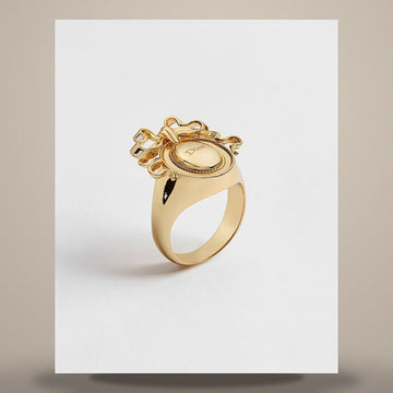 DIOR Medaillonring mit goldfarbener Metalloberfläche R3084WOMMT_D300 158713431 [P]