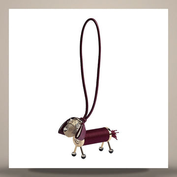 DIOR Kreatur Couture Bag Charm aus metallischem Finish in hellem Gold und burgunderfarbenem Kalbsleder, Faden 158713444 [P]