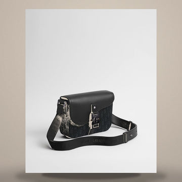 DIOR Saddle kleine Klappen-Umhängetasche schwarze Oblique Jacquard & schwarzes genarbtes Kalbsleder 158730885 [P]