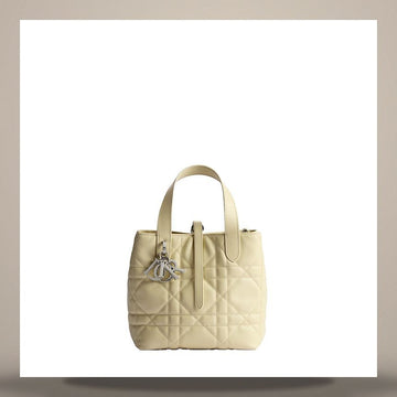 DIOR Vertikaler Tote Bag Small Vanille Macrocannage Kalbsleder M2835PSNW_M88U 158730944 [P]