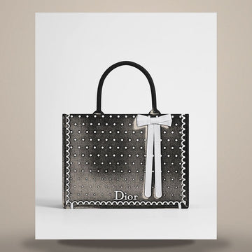 DIOR Buch Tote Strap Bag Medium Schwarz & Weiß Polka Stickerei (36 x 27,5 x 16,5 cm) M1354PEIK_M911 158731029 [P]