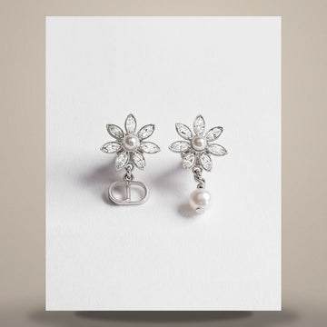 Dior Bloom In Earrings Silver Finish Metal, White Resin Pearl, Crystal E4892WOMCY_D001 158759916 [P]