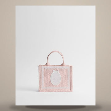 DIOR Amour Buch Tragetasche Schultertasche Mini Saphir Pink Oblique Stickerei, Weiße Spitze, Medaillon (20,5 x 16 x 7 cm) S5584PEHS_M19I 158760147 [P]