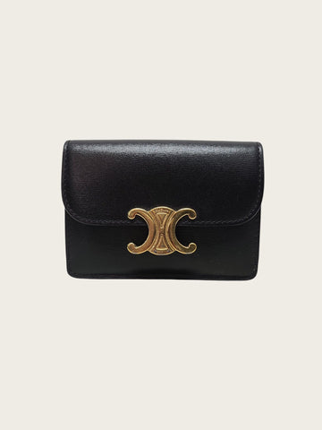 CELINE ブラックシャイニーカーフスキントリオンフフラップカードケース 159298387 [P]
