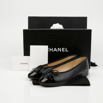 CHANEL Zwei-Ton-Lederlack-Kalbsleder Ballerina Flats Schwarz 159022519 [P]