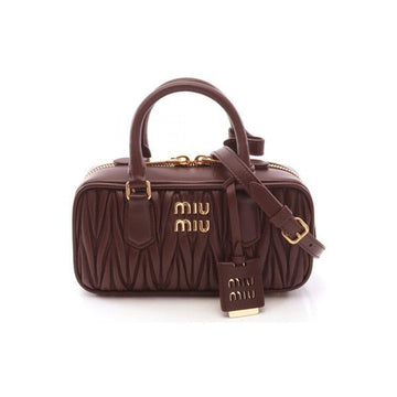 MIU MIU Matelassé Crossbody & Tote Bag mit goldenem Logo in Burgunder 5BB142 AN88 F0007 159537519 [P]