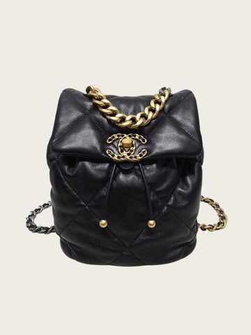 CHANEL Schwarzer Lammleder 19 Rucksack mit Goldverzierung 159662880 [P]