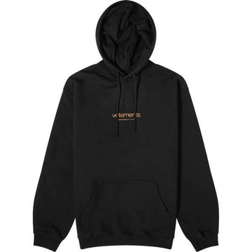VETEMENTS アーバンロゴフーディー (UE64HD130B) 117900922 [P]