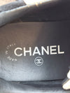 CHANEL Sneaker mit Lettering Grau & Schwarz (G45085) 159765617 [P]
