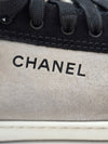 CHANEL Sneaker mit Lettering Grau & Schwarz (G45085) 159765617 [P]